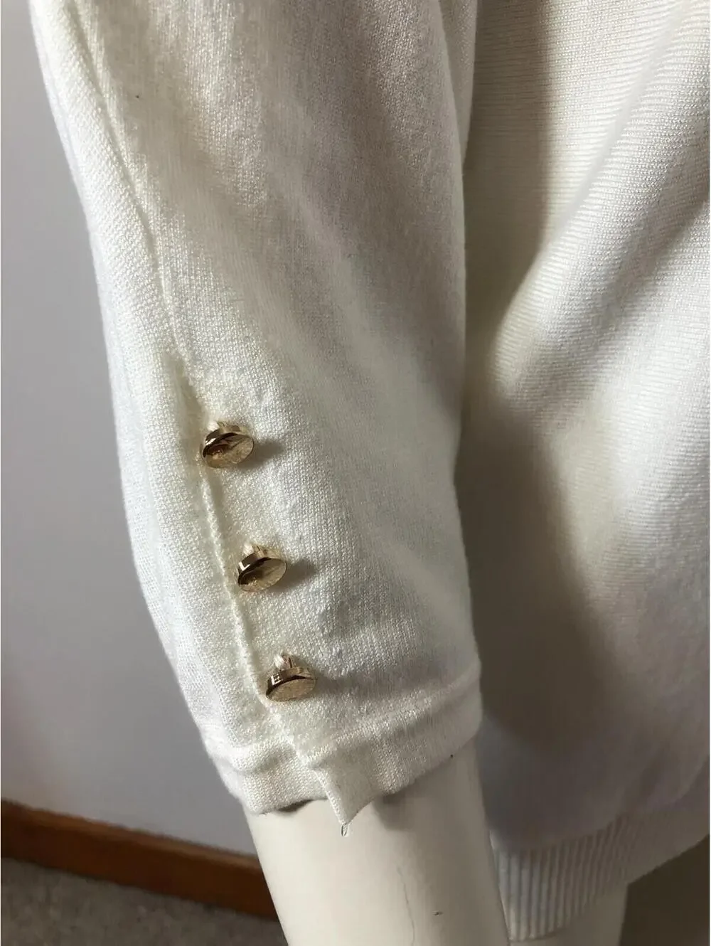 Chelsea Theodore Womens Small White Sweater V Neck 3/4 Sleeves Gold buttons Soft